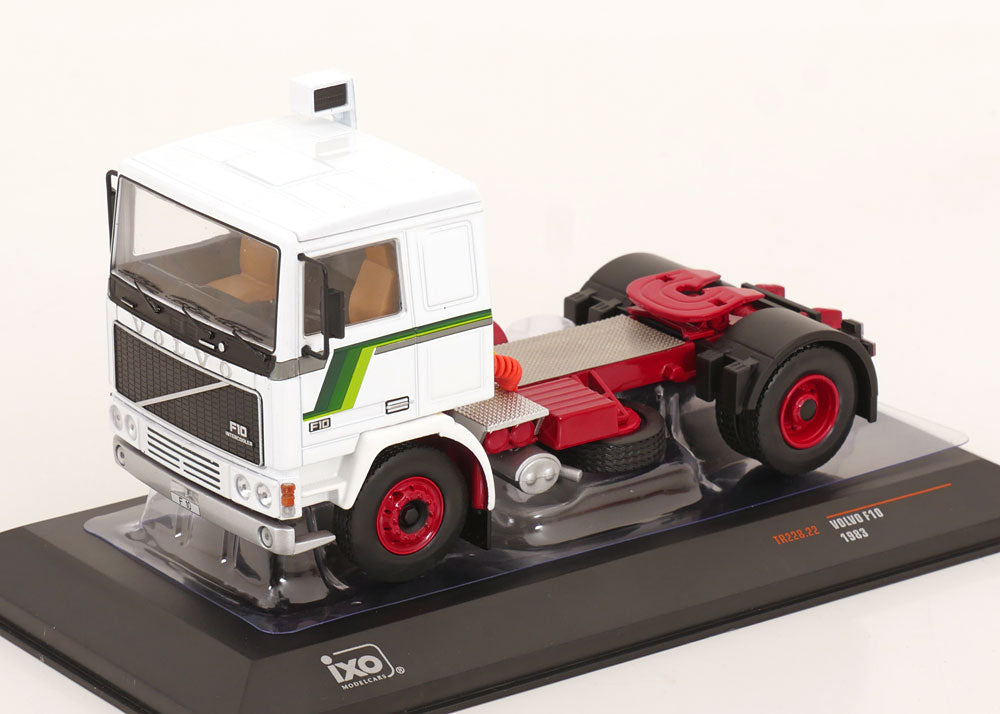 Volvo F10 towing -  1/43 IXO
