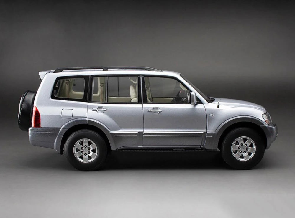Mitsubishi Pajero - 1:18 Sun StaR