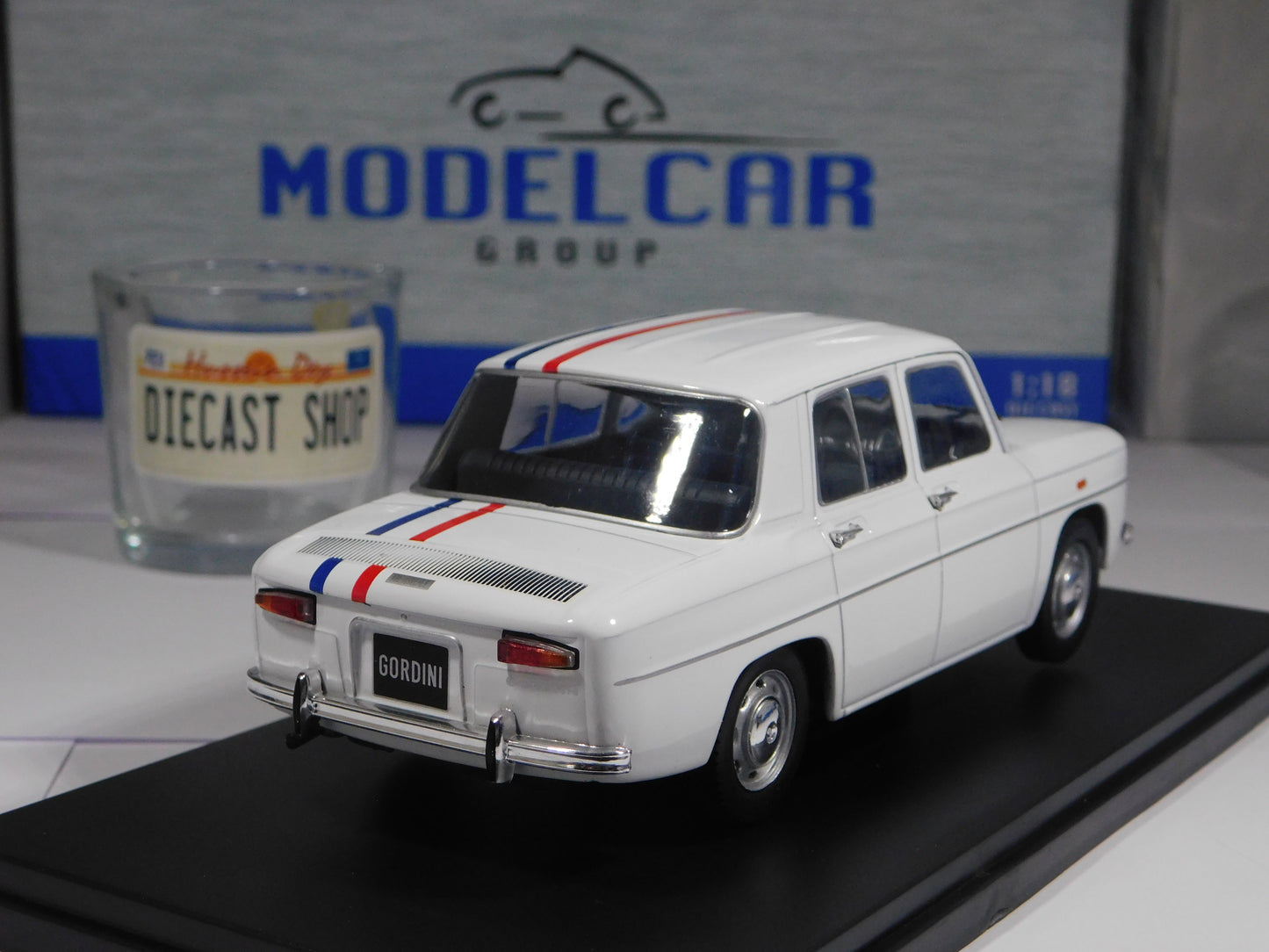 Renault 8 Gordini - 1:24 Whitebox