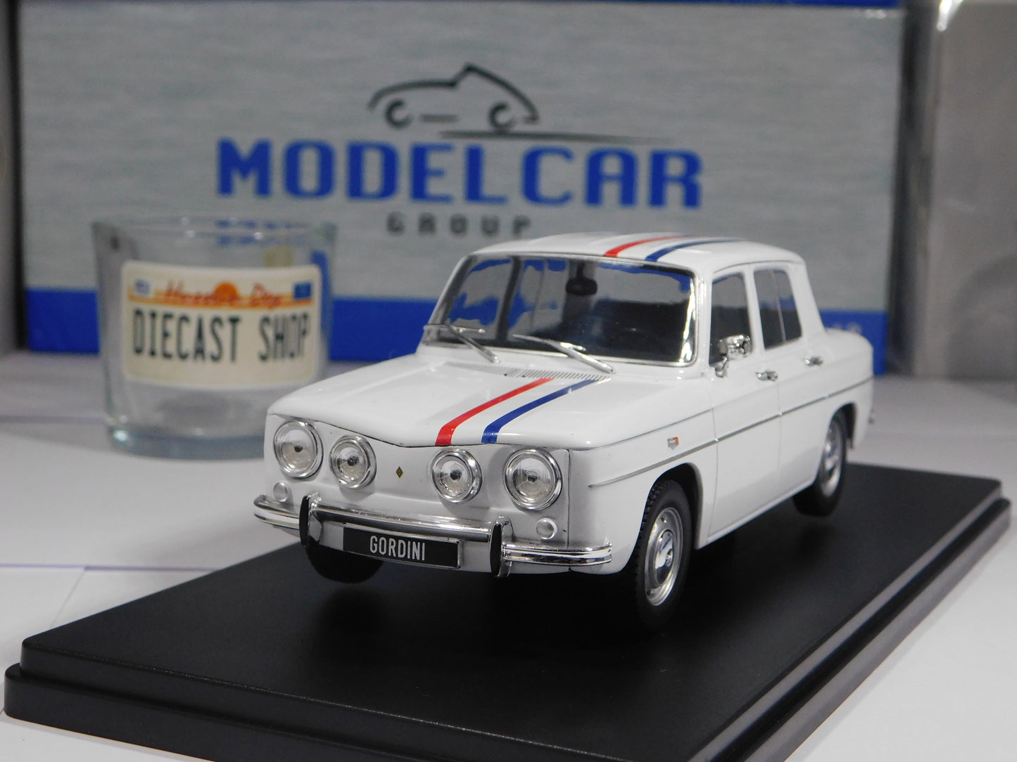 Renault 8 Gordini - 1:24 Whitebox